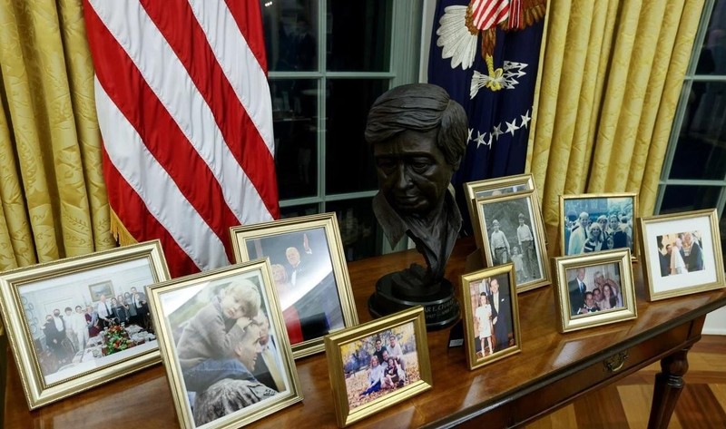 Những bức ảnh và tượng trong phòng làm việc của Tổng thống Biden (Ảnh: Reuters)