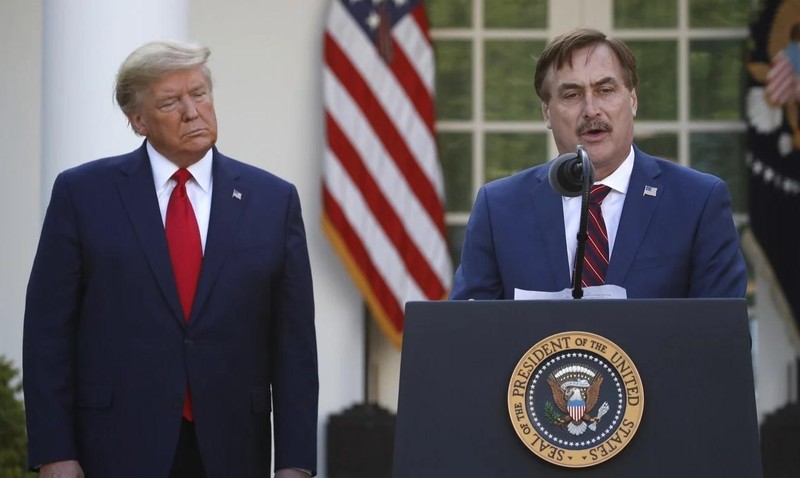 Ông Mike Lindell phát biểu cạnh ông Donald Trump trong năm 2020 (Ảnh: AP)