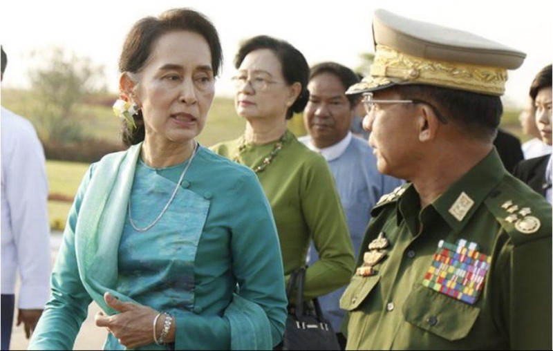 Bà Aung San Suu Kyi và ông Min Aung Hliang (Ảnh: AFP) Bà Aung San Suu Kyi và ông Min Aung Hliang (Ảnh: AFP)