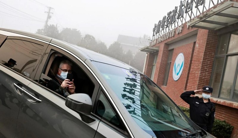 Thành viên nhóm điều tra của WHO, Dominic Dwyer, tại Viện Virus học Vũ Hán ngày 3/2 (Ảnh: Reuters)