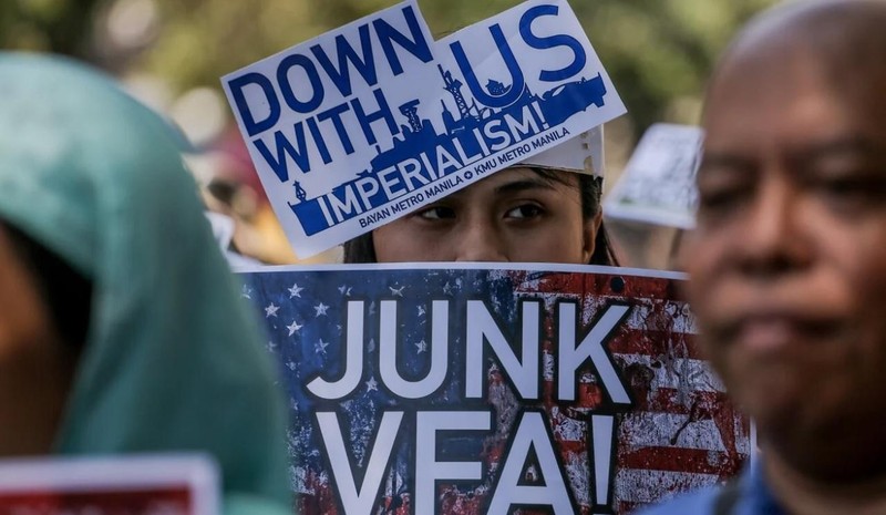 Một cuộc biểu tình phản đối thỏa thuận VFA giữa Mỹ và Philippines ở Manila (Ảnh: SCMP)