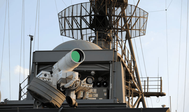 Một hệ thống vũ khí laser được lắp đặt thử nghiệm trên tàu USS Ponce của Mỹ (Ảnh: US Navy)