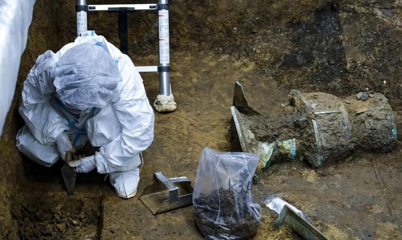 Một nhà khảo cổ đang làm việc tại khu di chỉ Tam Tinh Đôi (Ảnh: Xinhua)