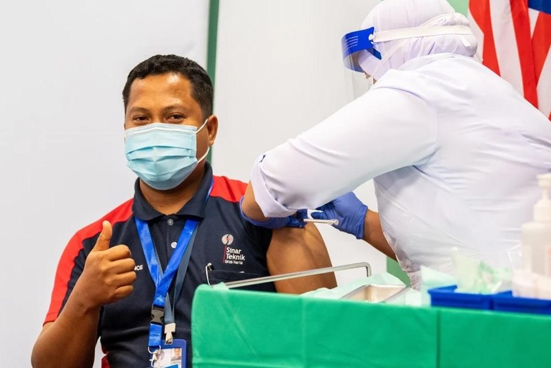Một người đàn ông được tiêm vaccine COVID-19 của Sinovac tại một bệnh viện ở Malaysia trong tháng 3 năm nay (Ảnh: Xinhua)