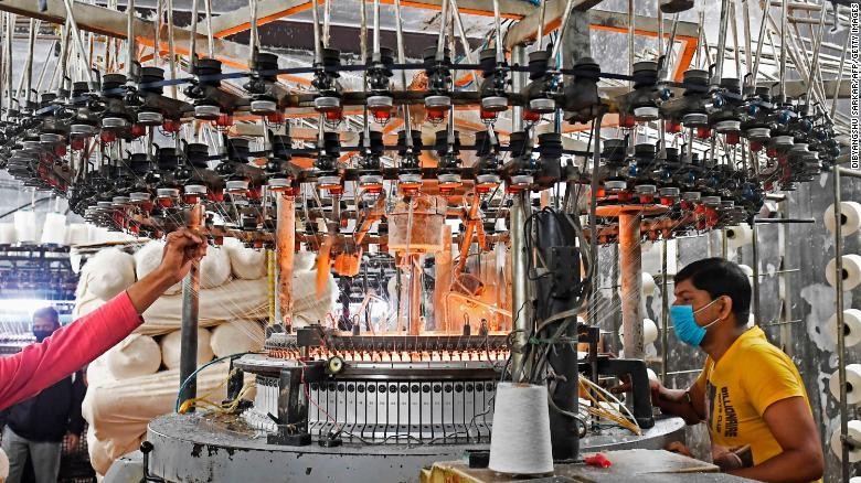 Công nhân làm việc tại một nhà máy dệt kim ở Ấn Độ (Ảnh: CNN)