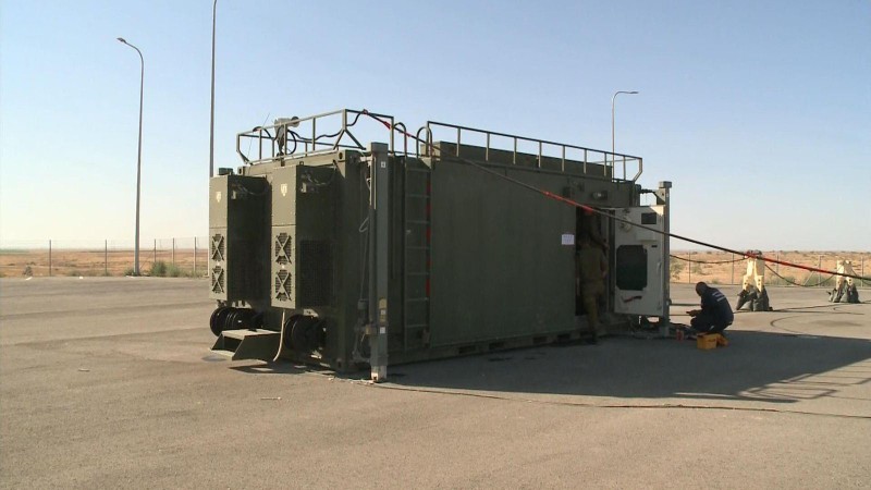 Chiếc cabin kim loại hoạt động như một "trung tâm quản lý chiến trận" (Ảnh: Sky News)