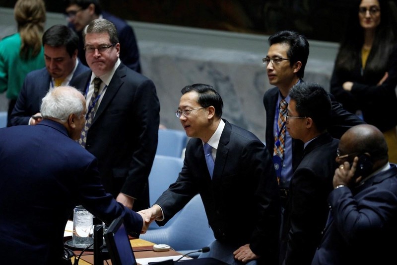Đại sứ Palestine tại LHQ Riyad Mansourvà Đại sứ Trung Quốc tại LHQ Ma Zhaoxu bắt tay nhau trước một cuộc họp Hội đồng Bảo an về Trung Đông ngày 18/10/2018 (Ảnh: AFP)