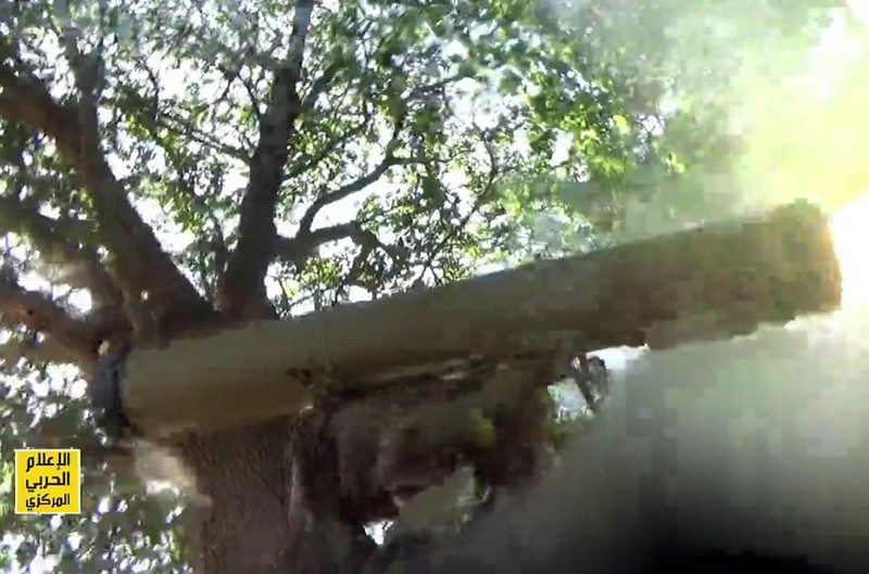 Ảnh cắt từ clip cho thấy chiến binh Hezbollah sử dụng tên lửa tấn công xe quân sự của Israel vào năm 2019 (Ảnh: AFP) Ảnh cắt từ clip cho thấy chiến binh Hezbollah sử dụng tên lửa tấn công xe quân sự của Israel vào năm 2019 (Ảnh: AFP)