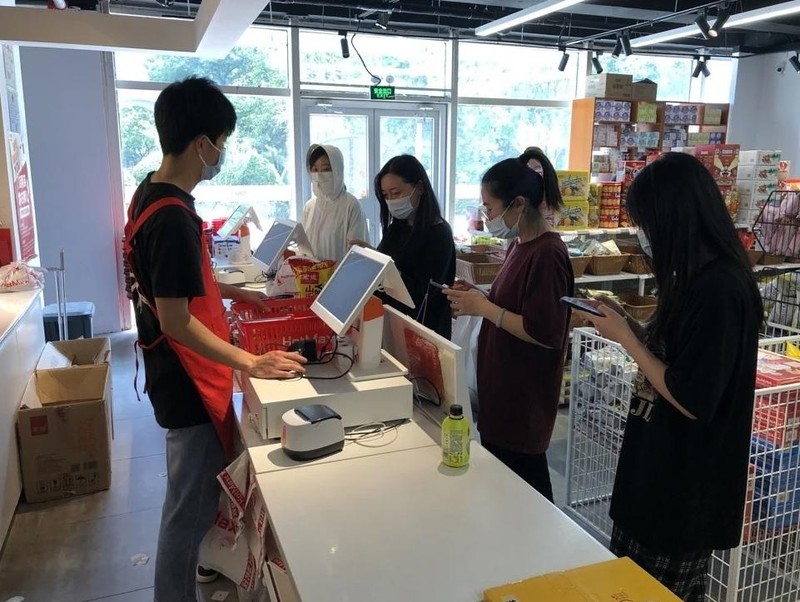 Khách hàng xếp hàng chờ trả tiền tại một cửa hàng chuyên bán đồ ăn sắp hết đát ở Bắc Kinh (Ảnh: SCMP)