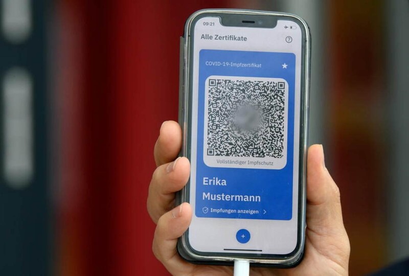 Giới thiệu về hộ chiếu vaccine COVPASS ở Đức (Ảnh: Reuters)