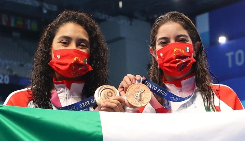 Vận động viên Gabriela Agundez Garcia và Alejandra Orozco Loza của Mexico cầm trên tay chiếc huy chương đồng môn nhảy cầu ván mềm 3 m đôi nữ tại Olympics Tokyo (Ảnh: Reuters)