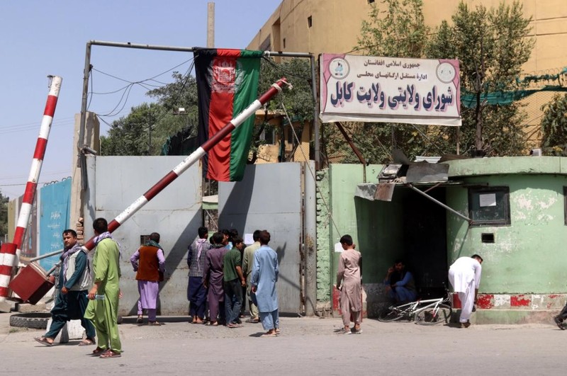 Dân công sở ở Kabul bỏ việc về nhà sau khi hay tin Taliban đánh đến tận thủ đô (Ảnh: AP)