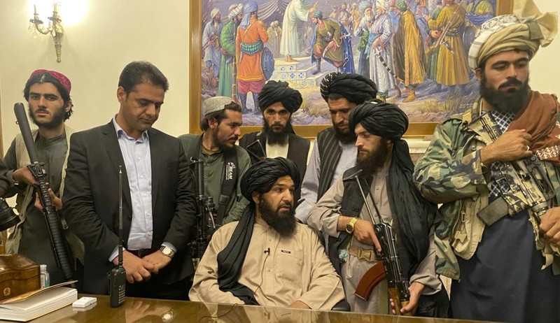 Taliban bên trong phủ Tổng thống Afghanistan ở thủ đô Kabul (Ảnh: AP)