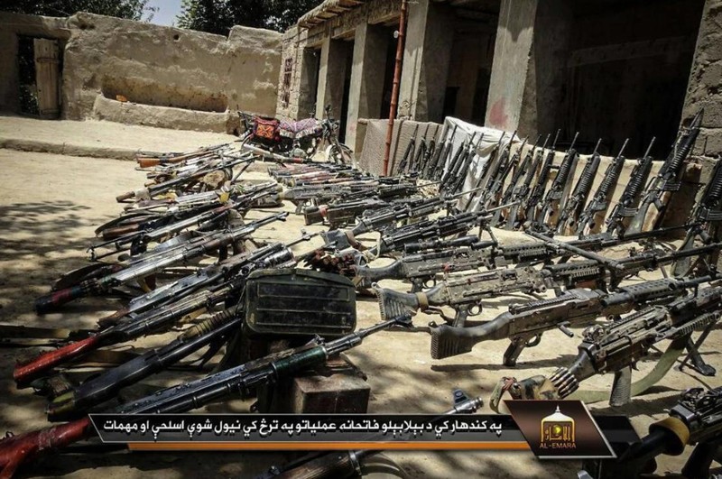 Taliban khoe vũ khí thu được từ phe chính phủ Afghanistan trong một đoạn băng tuyên truyền (Ảnh: Military Times)