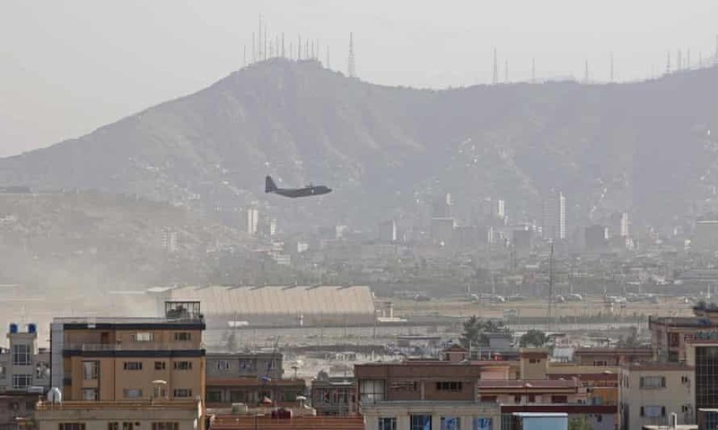 Một chuyến bay sơ tán rời khỏi Kabul, Afghanistan hôm 27/8 (Ảnh: AFP)