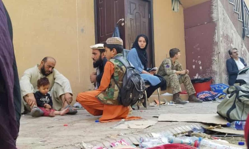 Bức ảnh mà Rasa chụp lại trong hành trình rời khỏi Kabul (Ảnh: Guardian)