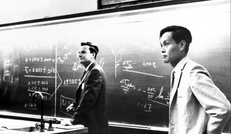 Ông Dương Chấn Ninh chụp ảnh cùng ông Richard Feynman, một nhân vật quan trọng trong Dự án Manhattan (Ảnh: Getty)