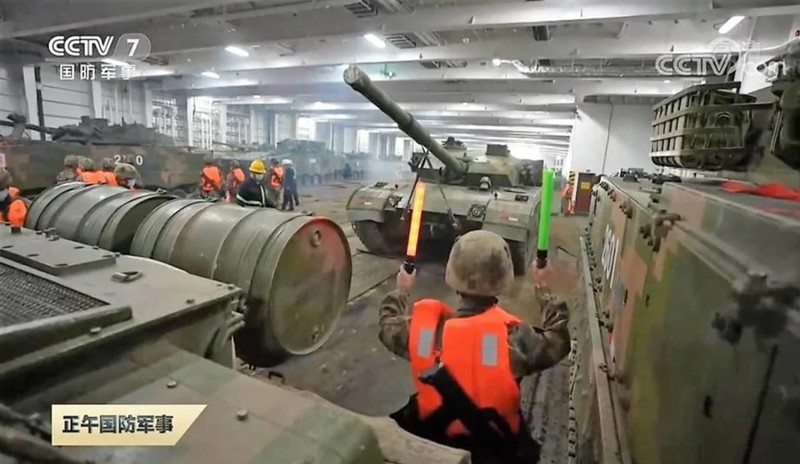 Xe tăng Trung Quốc lên tàu Zhong Hua Fu Xing trong cuộc tập trận hồi tháng 10/2021 (Ảnh: CCTV)
