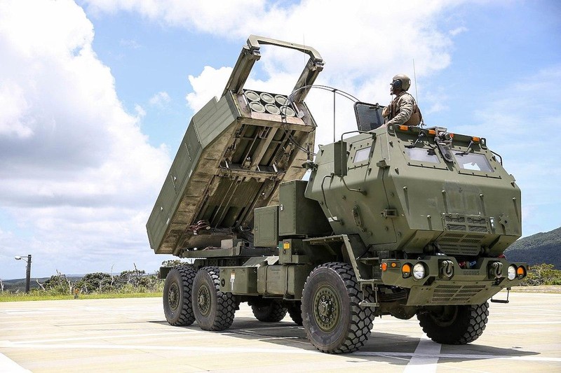 Binh sĩ Mỹ tập luyện với hệ thống HIMARS tại Okinawa, Nhật Bản năm 2020 (Ảnh: US Army) Binh sĩ Mỹ tập luyện với hệ thống HIMARS tại Okinawa, Nhật Bản năm 2020 (Ảnh: US Army)