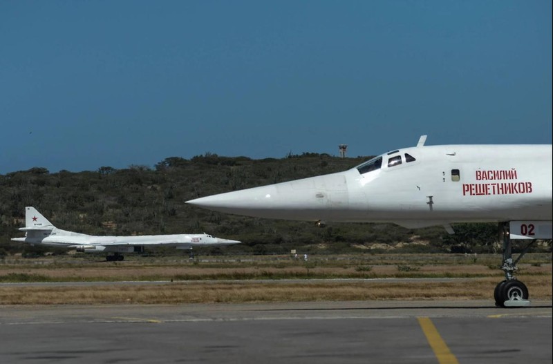 Nga từng điều một cặp máy bay ném bom Tu-160 tới Venezuela vào năm 2018 (Ảnh: AP)