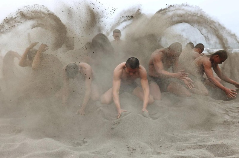 Cùng nhau tạo ra những trận "bão cát" trong một nội dung huấn luyện buổi sáng (Ảnh: Reuters)