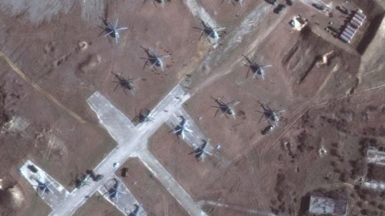 Bức ảnh chụp một căn cứ gần Hồ Donuzlav trên bán đảo Crimea ngày 13/2, cho thấy hơn 60 trực thăng quân sự, theo Maxar (Ảnh: Maxar)