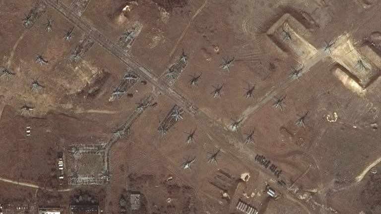 Một hình ảnh khác chụp căn cứ trên vào ngày 18/2 cho thấy nhiều trực thăng chiến đấu vẫn giữ nguyên vị trí (Ảnh: Maxar)