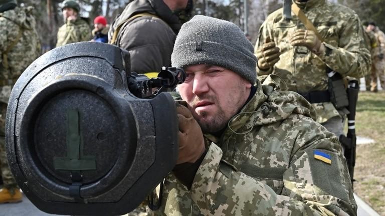 Một binh sĩ Ukraine đang mang theo tên lửa NLAW do Anh cung cấp (Ảnh: AFP)