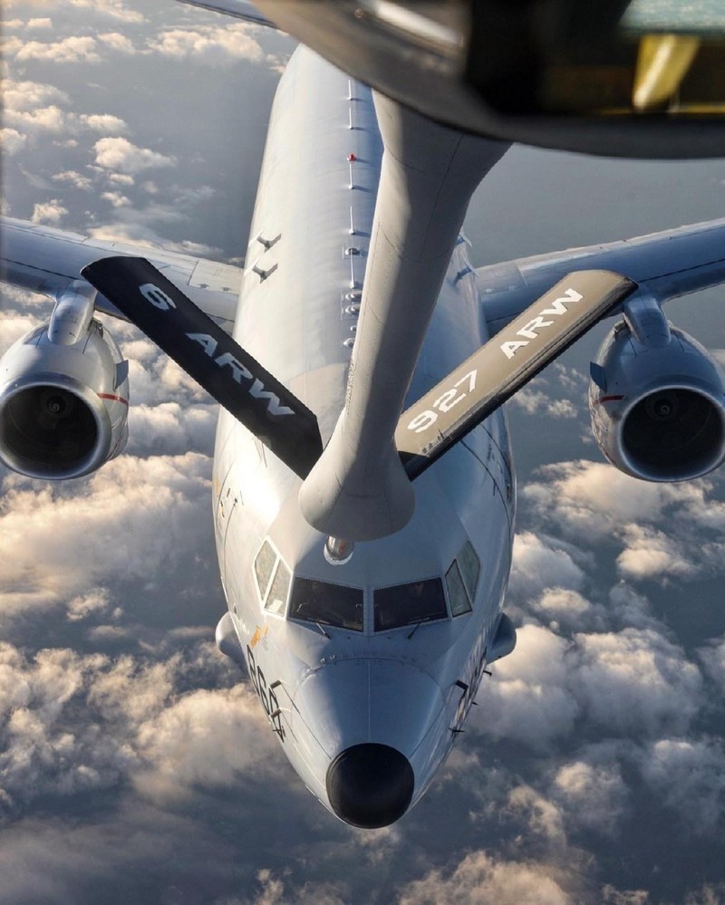 Một chiếc P-8 Poseidon đang được tiếp nhiên liệu trên không (Ảnh: US Air Force)