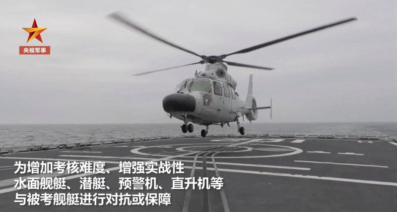 Một trực thăng Z-9 cũng tham gia cuộc tập trận (Ảnh: Weibo)