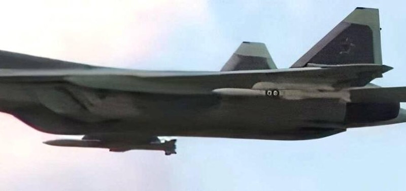 Su-57 mang theo tên lửa K-77m (Ảnh: Military Watch) Su-57 mang theo tên lửa K-77m (Ảnh: Military Watch)