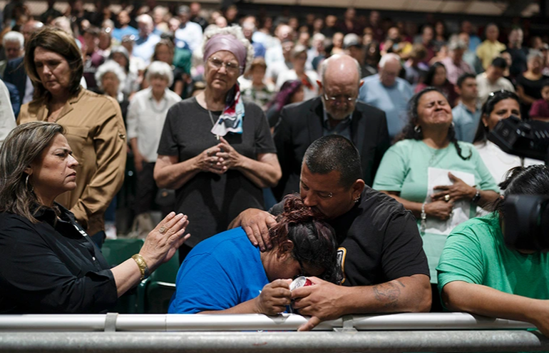 Người thân đau buồn sau vụ xả súng chấn động khiến 21 người thiệt mạng ở trường học Texas (Ảnh: AP0)