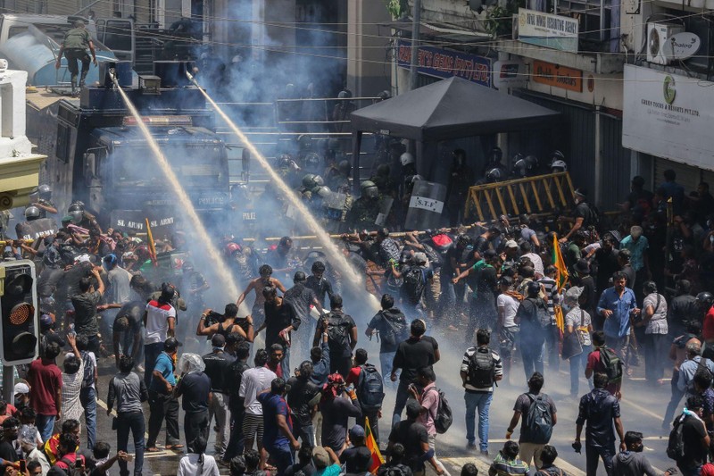 Lực lượng an ninh dùng vòi rồng giải tán người biểu tình ở Colombo ngày 9/7 (Ảnh: Shutterstock)