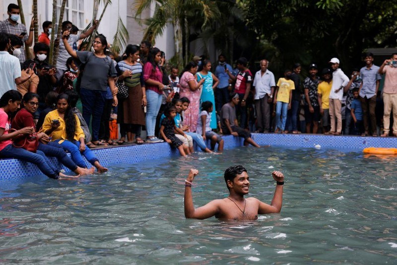 Một người biểu tình Sri Lanka tắm trong bể bơi của khu nhà ở tổng thống hôm 10/7 (Ảnh: Reuters)
