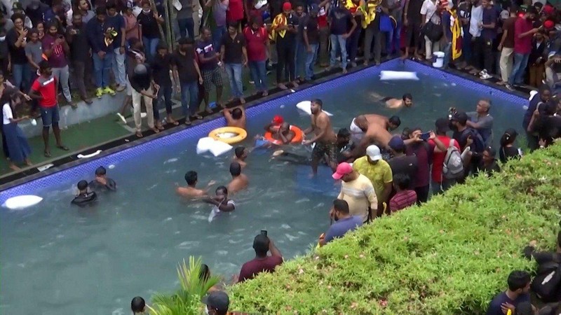 Người biểu tình vui chơi trong bể bơi tại khu tư dinh của thủ tướng (Ảnh: Reuters)