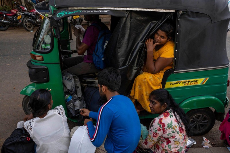 Một người phụ nữ ngồi trên xe tuk tuk trong lúc chờ xin hộ chiếu ở Colombo (Ảnh: AP) Một người phụ nữ ngồi trên xe tuk tuk trong lúc chờ xin hộ chiếu ở Colombo (Ảnh: AP)