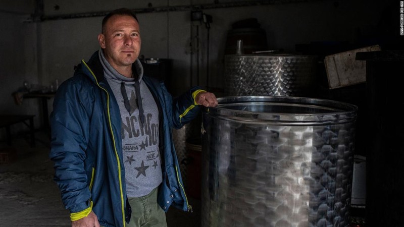 Dimitris Mitsaris bên trong gara của mình, giờ trở thành một xưởng rượu nhỏ (Ảnh: CNN)