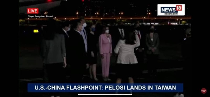 Hình ảnh đón tiếp bà Nancy Pelosi tại sân bay Songshan (Ảnh: News18)