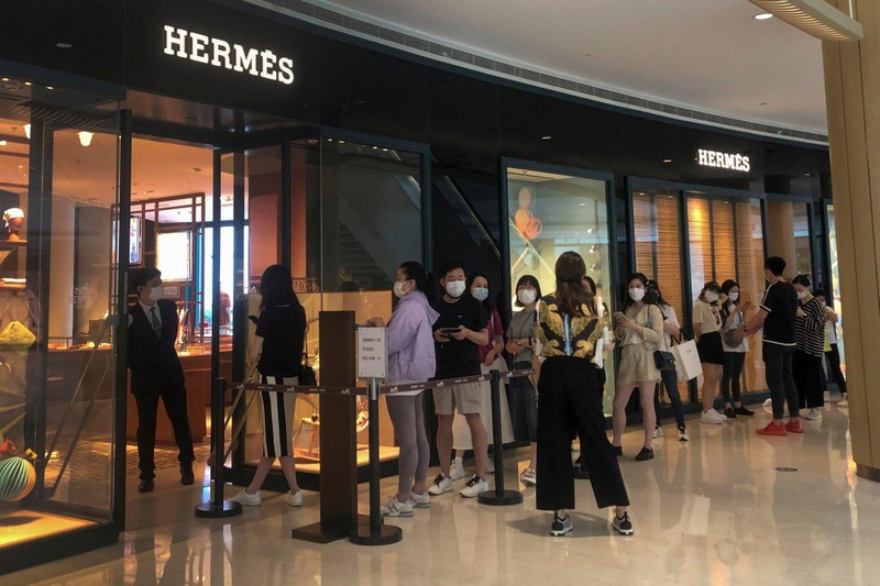Người dân xếp hàng tại một cửa hàng Hermès ở Thượng Hải (Ảnh: AP)