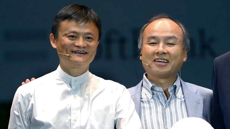 Masayoshi Son (phải) và Jack Ma tại một cuộc họp báo ở Maihama, Nhật Bản tháng 6/2020 (Ảnh: AP)