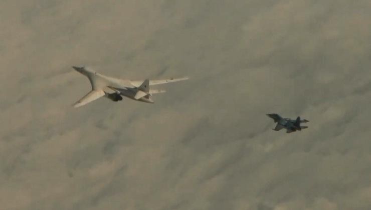 Su-30SM hộ tống máy bay ném bom chiến lược Tu-160 của Nga (Ảnh: MW) Su-30SM hộ tống máy bay ném bom chiến lược Tu-160 của Nga (Ảnh: MW)