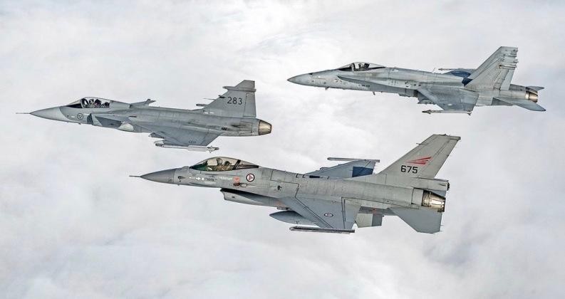 Gripen dẫn đầu một đội hình gồm F-16 và F-18 (Ảnh: MW) Gripen dẫn đầu một đội hình gồm F-16 và F-18 (Ảnh: MW)