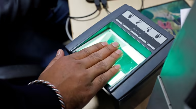 Một người phụ nữ Ấn Độ quét cơ sở dữ liệu nhận dạng ở New Delhi năm 2018 (Ảnh: Reuters) Một người phụ nữ Ấn Độ quét cơ sở dữ liệu nhận dạng ở New Delhi năm 2018 (Ảnh: Reuters)