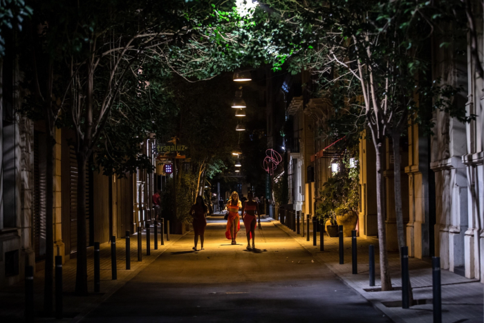 Một khu bán lẻ được yêu cầu tắt hết điện trong ban đêm ở BArcelona, Tây Ban Nha (Ảnh: Bloomberg) Một khu bán lẻ được yêu cầu tắt hết điện trong ban đêm ở BArcelona, Tây Ban Nha (Ảnh: Bloomberg)