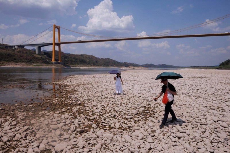 Người dân đi bộ trên một nhánh bị cạn khô của sông Dương Tử ở Trùng Khánh (Ảnh: Alamy)