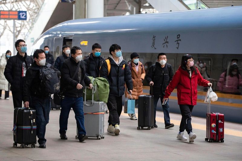 Du khách Trung Quốc tại trạm xe lửa Nam Kinh, tỉnh Giang Tô (Ảnh: AP)