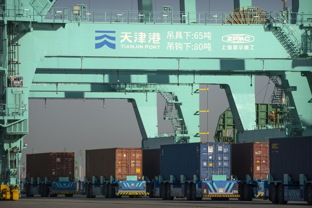 Xe tải không người lái vận chuyển container tại cảng Thiên Tân (Ảnh: AP)