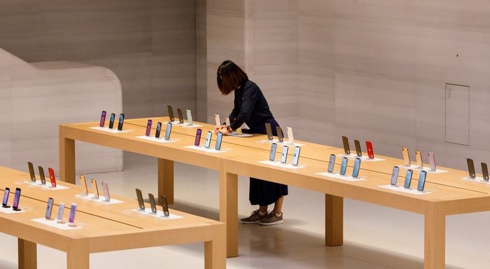 Cam kết hỗ trợ cả những mẫu điện thoại cũ, như iPhone 11, giúp Apple giành thêm thị phần (Ảnh: ShutterStock)