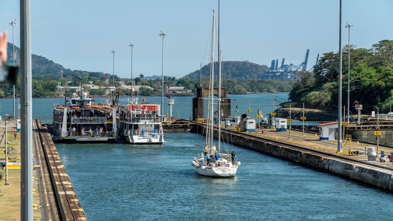Tàu thuyền đi qua Miraflores Locks ở Kênh đào Panama. Ảnh: Getty.