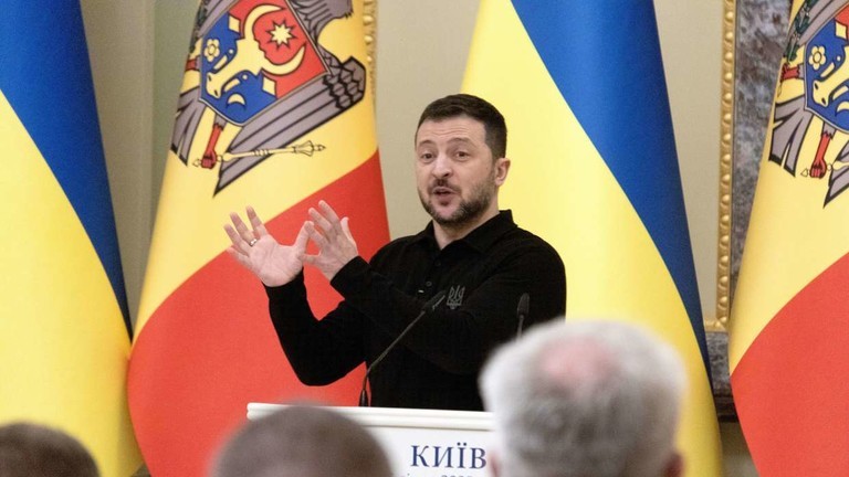 Tổng thống Ukraine Volodymyr Zelensky phát biểu tại cuộc họp báo chung với Tổng thống Moldova Maia Sandu tại Kiev, Ukraine, vào ngày 25/1. Ảnh: Getty.